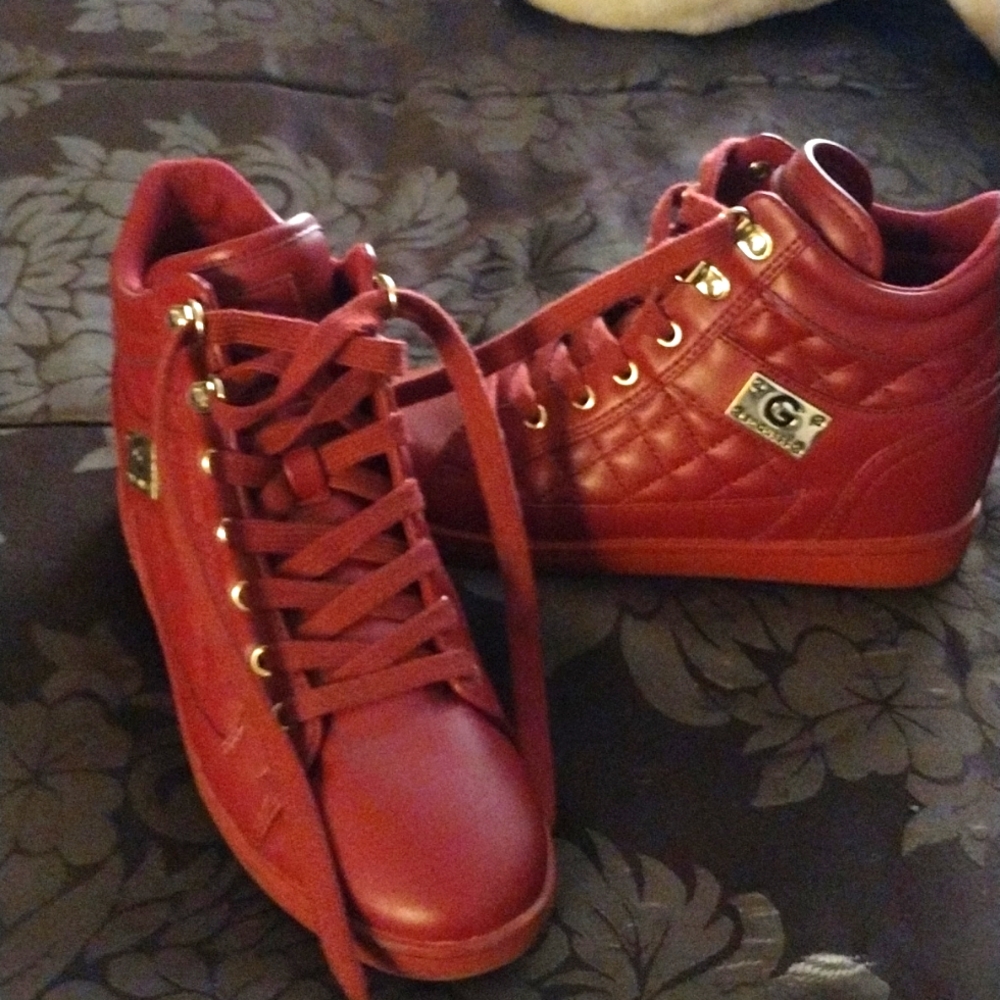 Athletic shoes